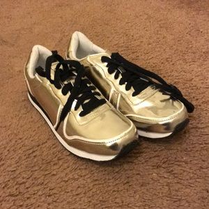 Fashionable Running Sneakers Size 10